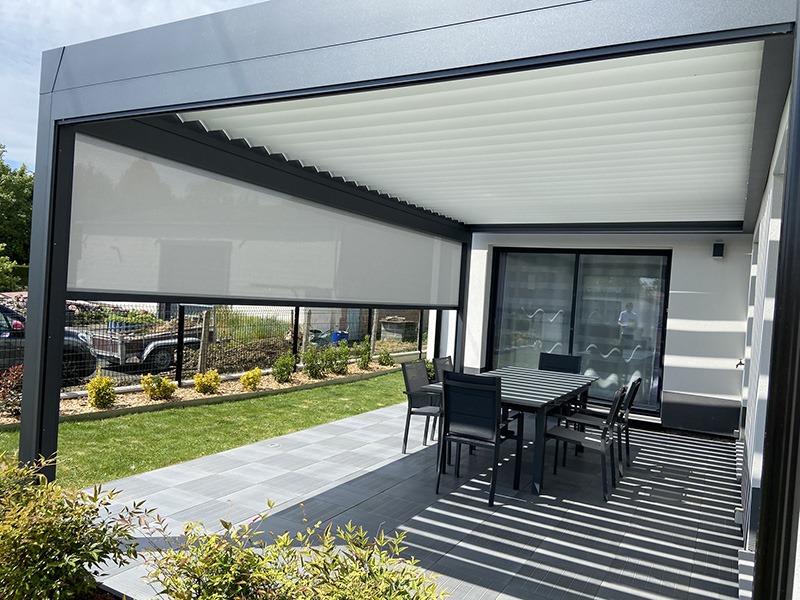 Pergola bioclimatique avec volet roulant
